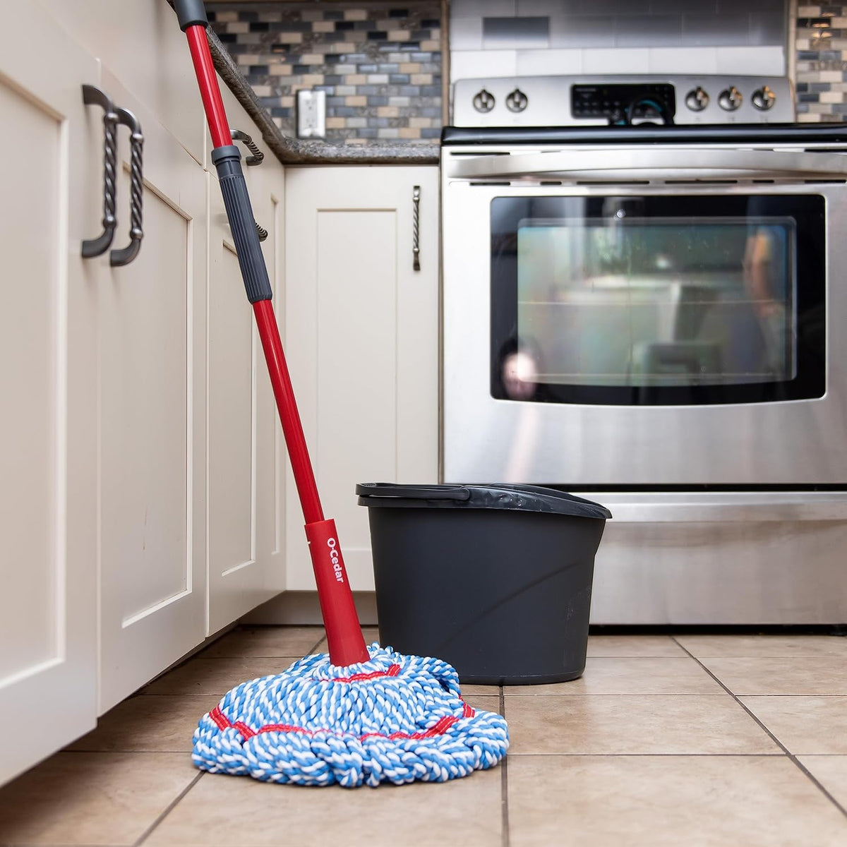 O-Cedar MicroTwist MAX Microfiber Twist Mop with 1 Extra Refill | Features Hands-Free Wringing | Extra Large 18-Inch Mop Head | Safe on All Floor Types