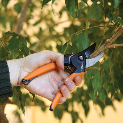 Fiskars Bypass Pruning Shears, 5/8-Inch Cut Capacity SoftGrip Hand Pruner for Small Hands, Blade Stays Sharp Through Heavy Use with Rust Resistant, Low-Friction Coating